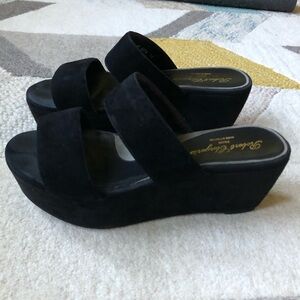 Robert Clergerie black velvet size 09 platform sandal.